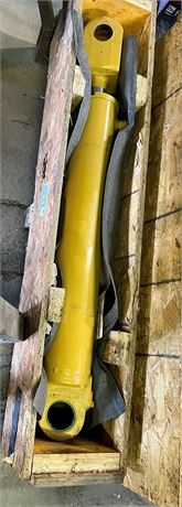 Cat 938 F/G Lift Cylinder #2